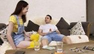 Sis.porn.Коварный русский бойфренд заманивает глупую сводную сестру в сексуальный секс
